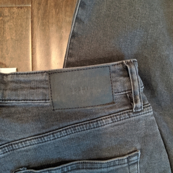 BNWT High Rise Mom Fit Jeans 🥰 - Picture 9 of 9